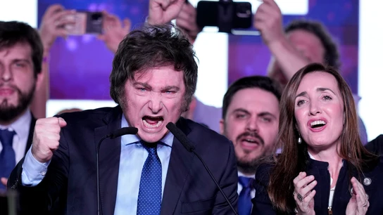 Javier Milei celebra su victoria en las primarias en Argentina Javier Milei celebra su victoria en las primarias en Argentina