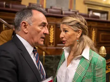 Enrique Santiago y Yolanda Díaz conversan durante una sesión de control al Gobierno.