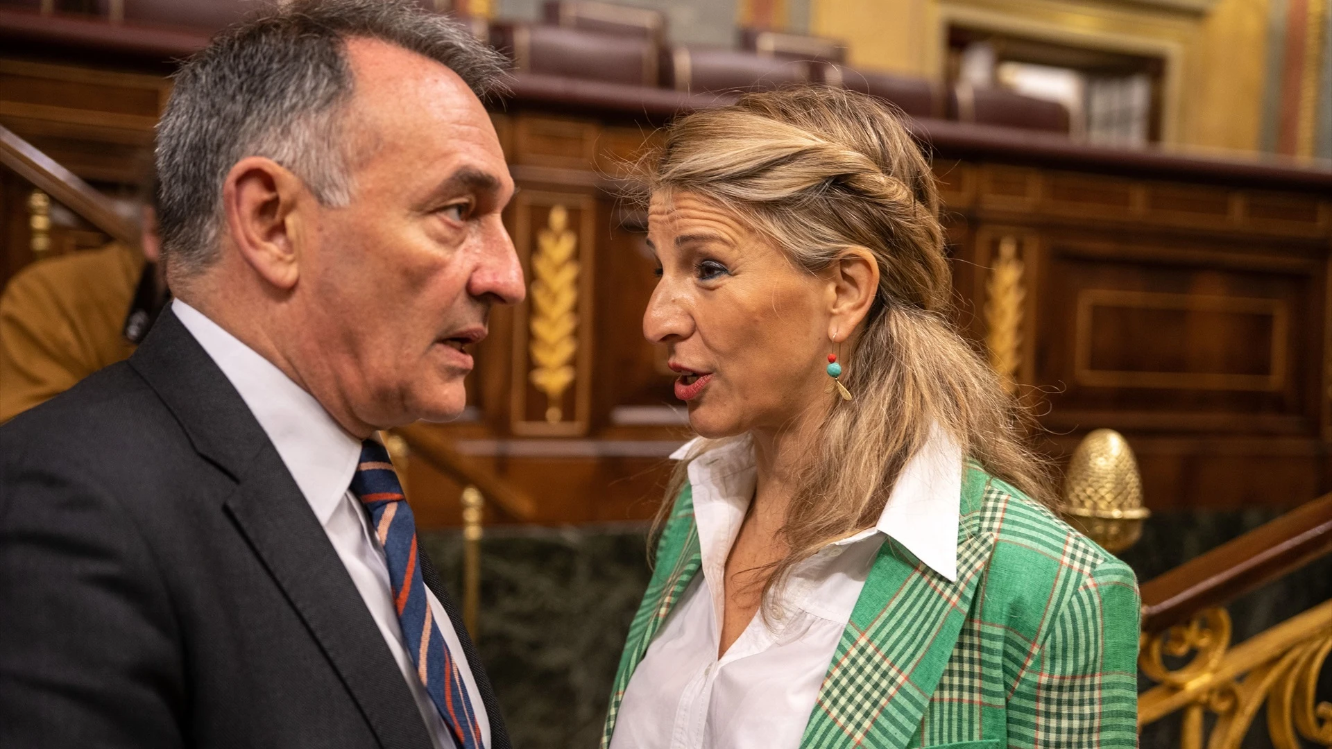 Enrique Santiago y Yolanda Díaz conversan durante una sesión de control al Gobierno.