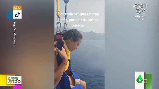 El ataque de pánico de una niña que confunde unos delfines con tiburones mientras practica parakiting El ataque de pánico de una niña que confunde unos delfines con tiburones mientras practica parakiting
