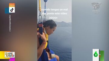 El ataque de pánico de una niña que confunde unos delfines con tiburones mientras practica parakiting