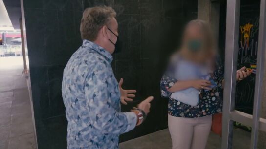 El tenso encontronazo en plena calle entre Alberto Chicote y una doctora de la 'dieta milagro' en Madrid