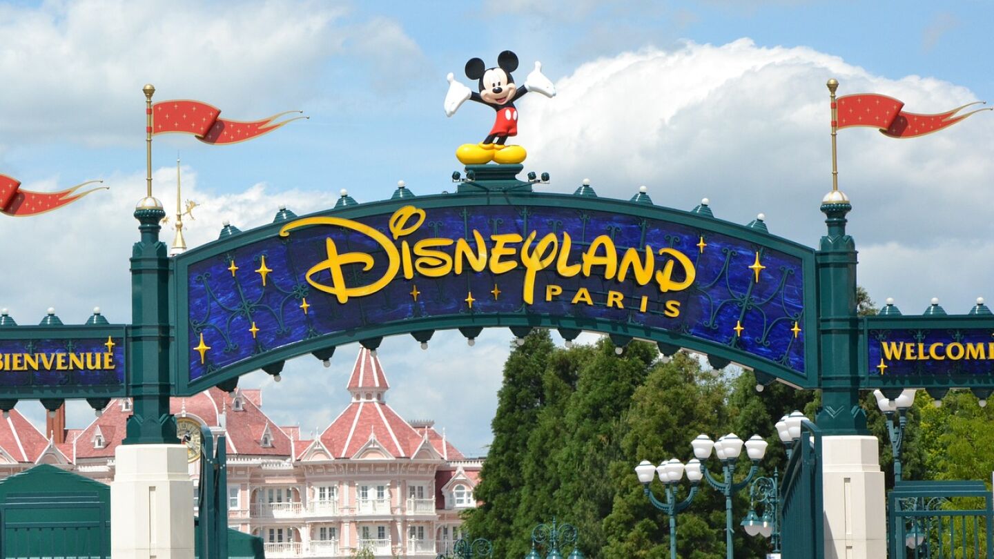 Cartel de Disneyland Par&iacute;s en Francia