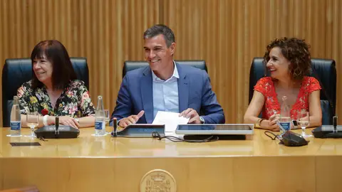 Pedro Sánchez, acompañado por Cristina Narbona y María Jesús Montero, en la reunión del PSOE en el Congreso de los Diputados del miércoles 16 de agosto
