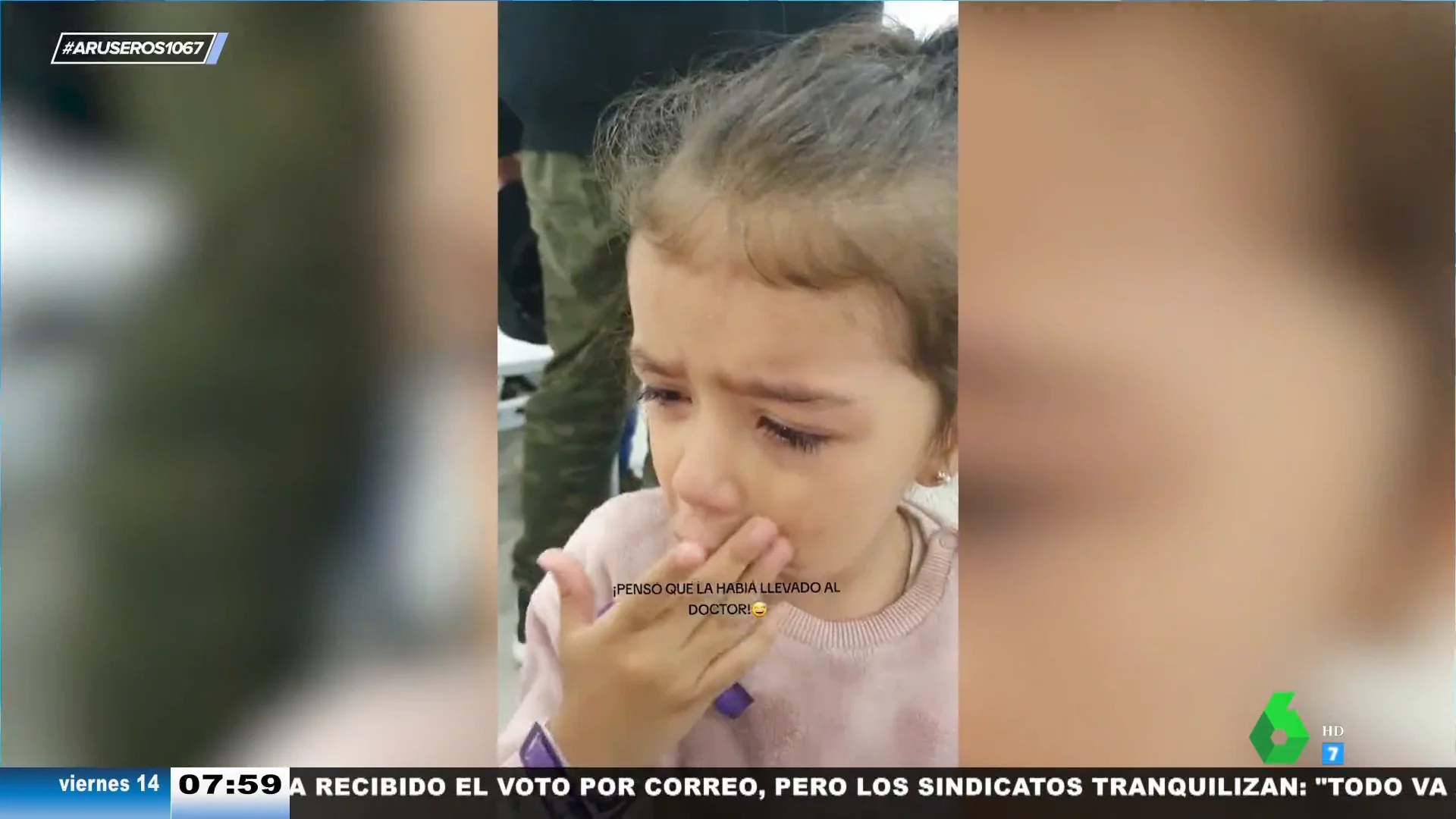 La tierna reacción de una niña al creer que su madre la está engañando: piensa que la ha llevado al médico y no a un banco