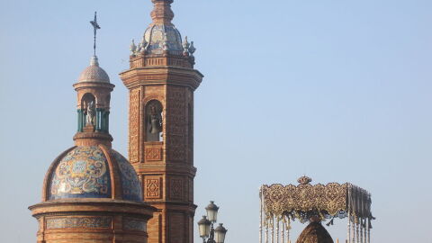 Precesión junto a la Capilla del Carmen. Sevilla