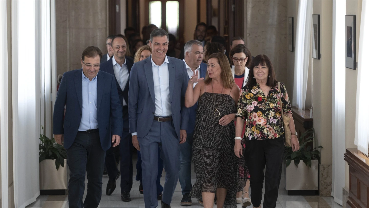 Sánchez preside la reunión de diputados y senadores de la XV Legislatura Sánchez preside la reunión de diputados y senadores de la XV Legislatura