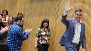 Pedro Sánchez y Cristina Narbona a su llegada a la reunión de diputados y senadores socialistas en el Congreso