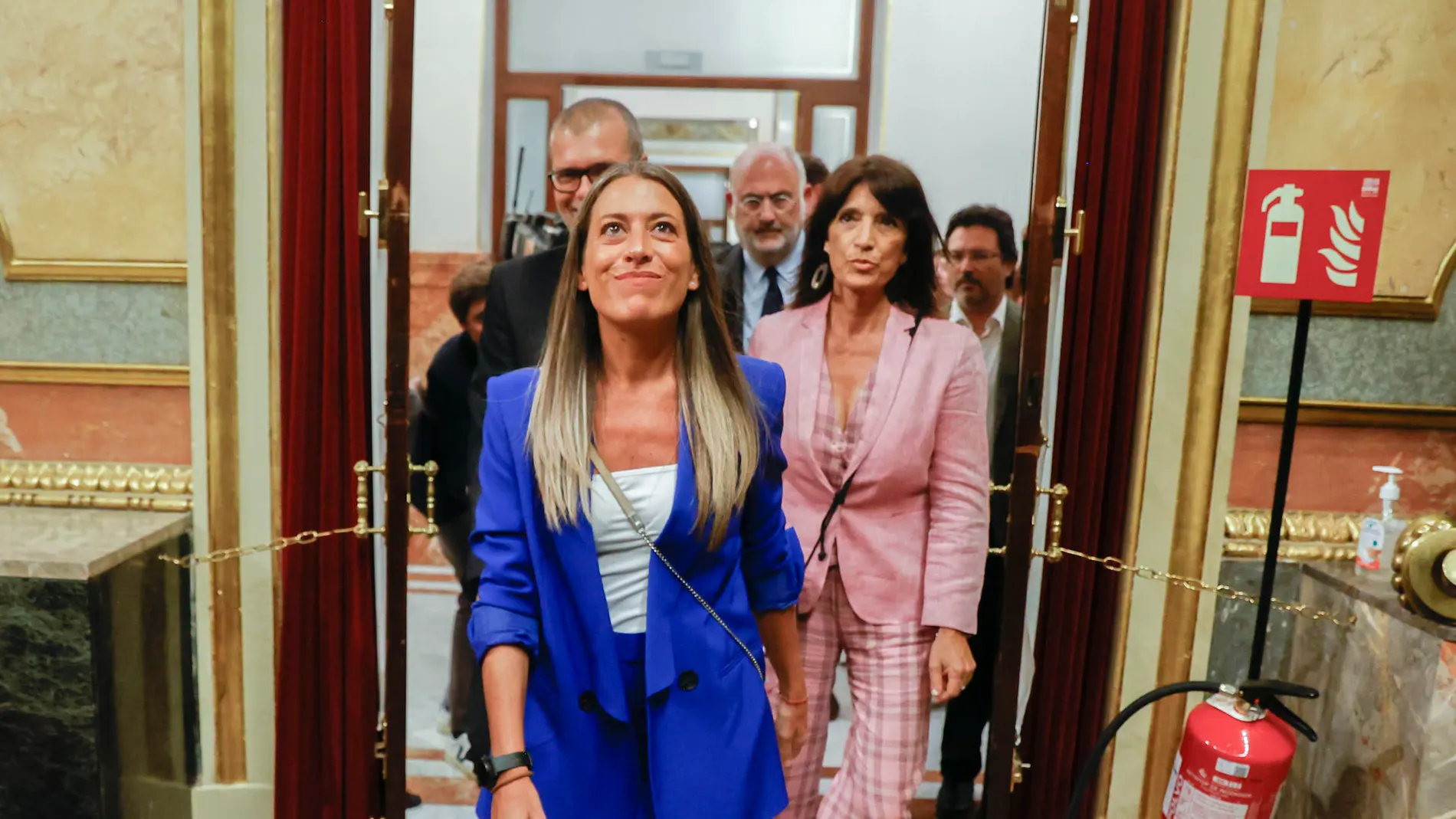  Miriam Nogueras y otros diputados de Junts llegan este jueves al Congreso.
