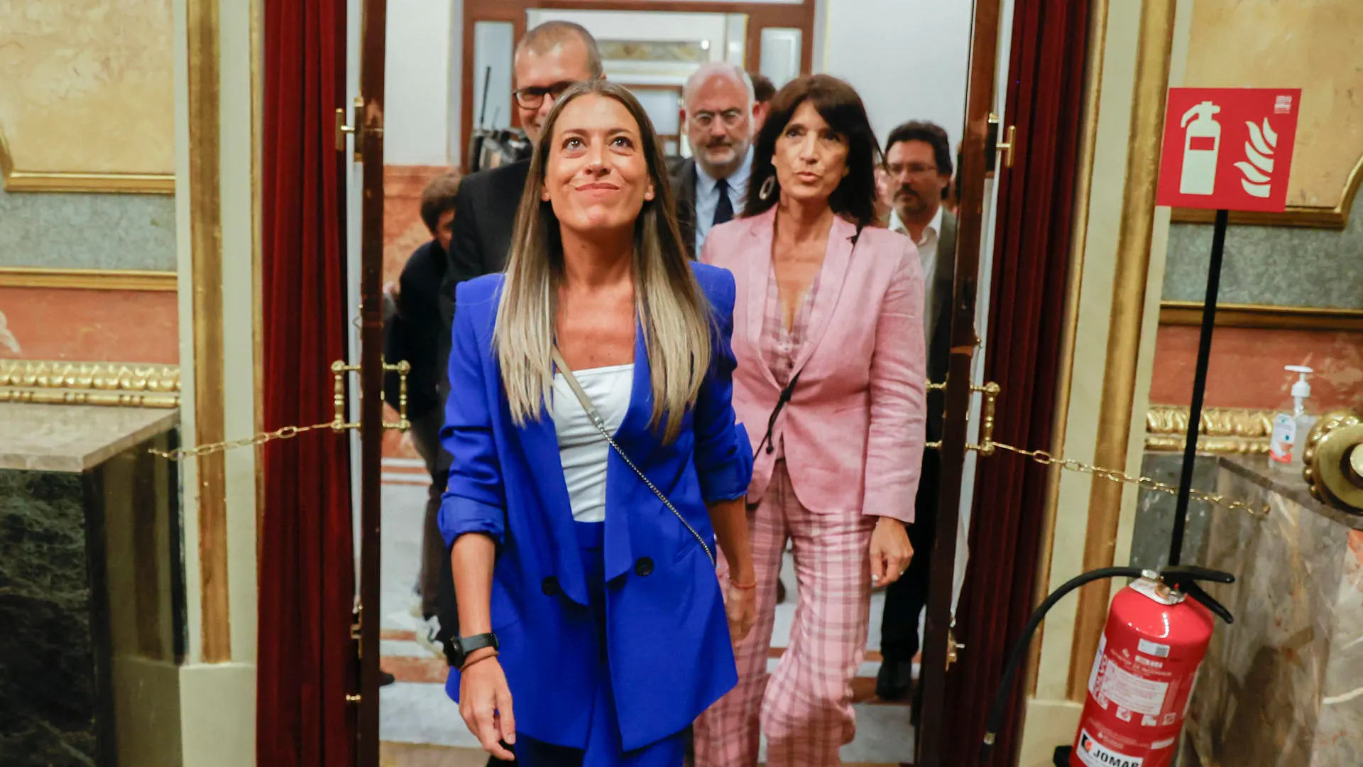  Miriam Nogueras y otros diputados de Junts llegan este jueves al Congreso.