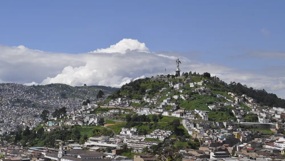 Panorámica de Quito con La Virgen de El Panecillo al fondo