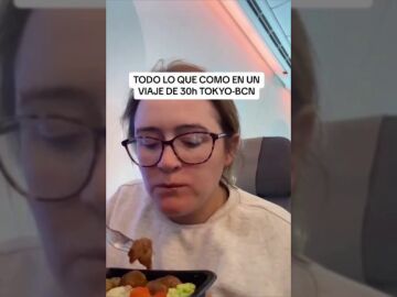 Una mujer cuenta todas las comidas que le han servido en un viaje en avión de 30 horas: "Estaba muy bueno"