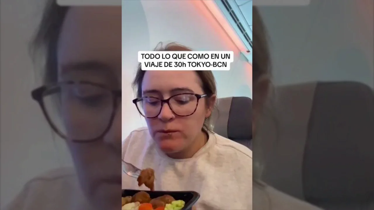 Una mujer cuenta todas las comidas que le han servido en un viaje en avi&oacute;n de 30 horas: "Estaba muy bueno"