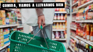 Imagen de archivo de una persona comprando comida en un supermercado