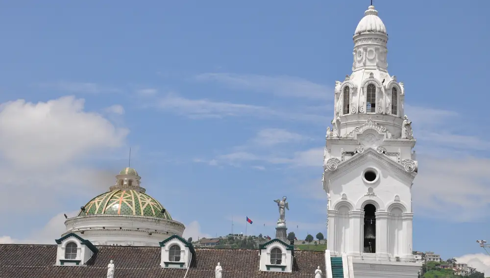Imagen de La Virgen de El Panecillo desde la Catedral Metropolitana de Quito. Ecuador