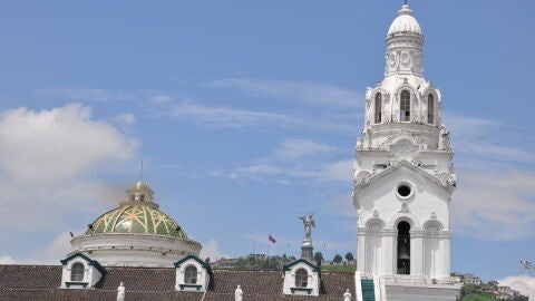Imagen de La Virgen de El Panecillo desde la Catedral Metropolitana de Quito. Ecuador