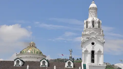 Imagen de La Virgen de El Panecillo desde la Catedral Metropolitana de Quito. Ecuador Imagen de La Virgen de El Panecillo desde la Catedral Metropolitana de Quito. Ecuador