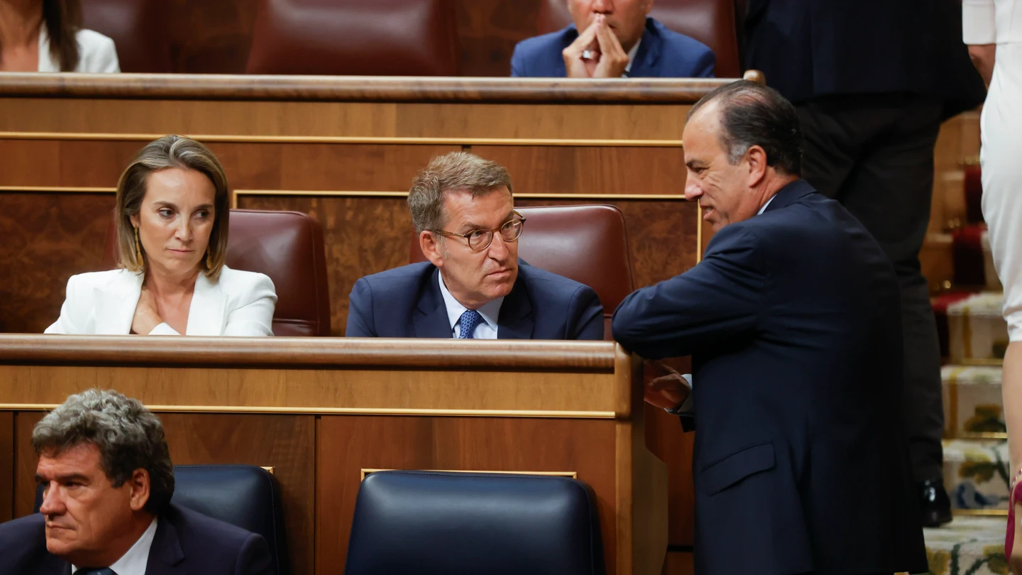 Alberto Núñez Feijóo charla con Carlos García Adanero ante la mirada de Cuca Gamarra Alberto Núñez Feijóo charla con Carlos García Adanero ante la mirada de Cuca Gamarra