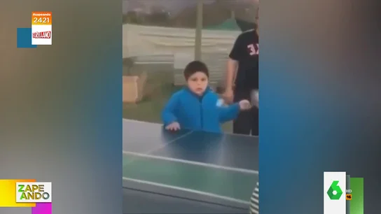 El cabreo de un niño cuando no consigue golpear la pelota de ping-pong: "Parece John McEnroe" El cabreo de un niño cuando no consigue golpear la pelota de ping-pong: "Parece John McEnroe"
