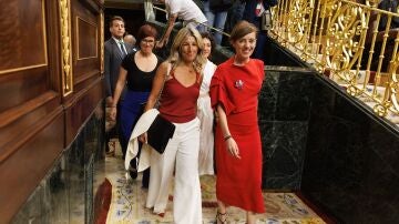 La vicepresidenta segunda y Ministra de Trabajo y Economía Social en funciones, Yolanda Díaz (i) y la portavoz de Sumar en el Congreso, Marta Lois (d)