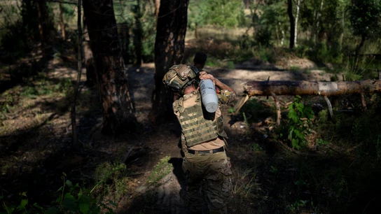 Un soldado ucraniano traslada un proyectil Un soldado ucraniano traslada un proyectil