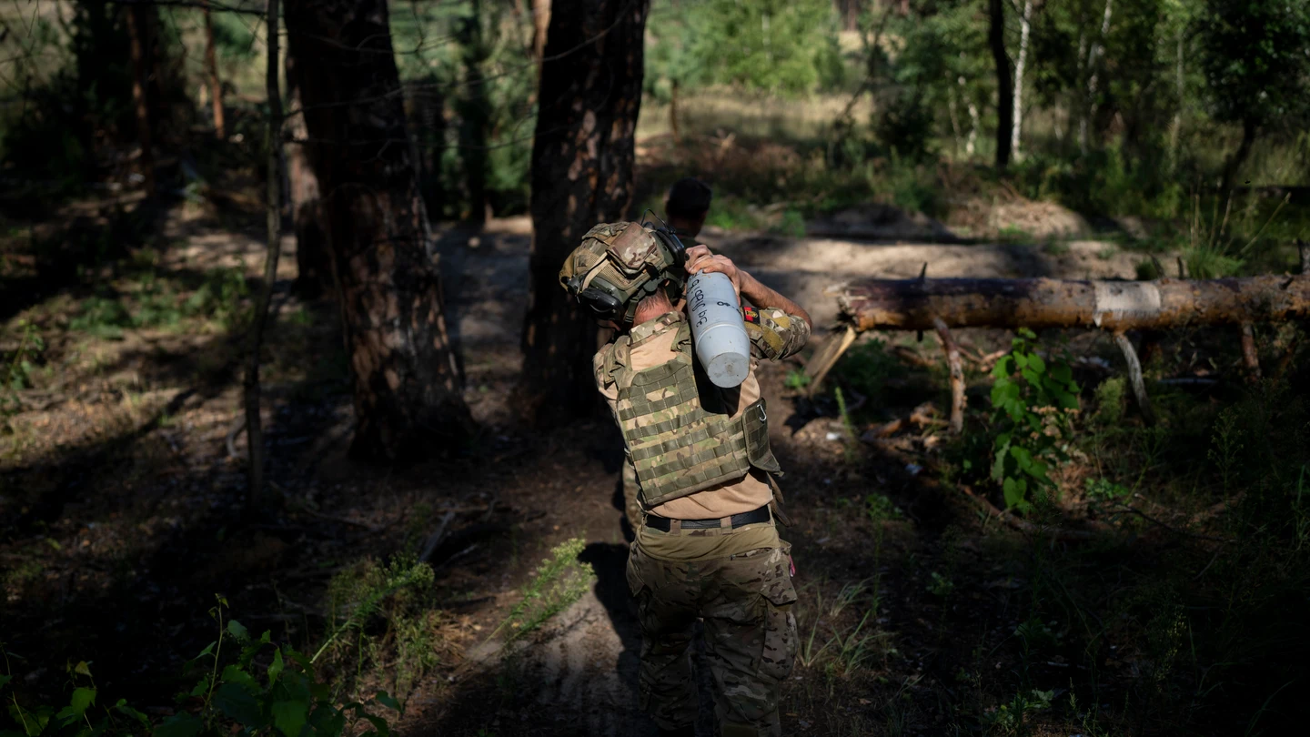 Un soldado ucraniano traslada un proyectil Un soldado ucraniano traslada un proyectil