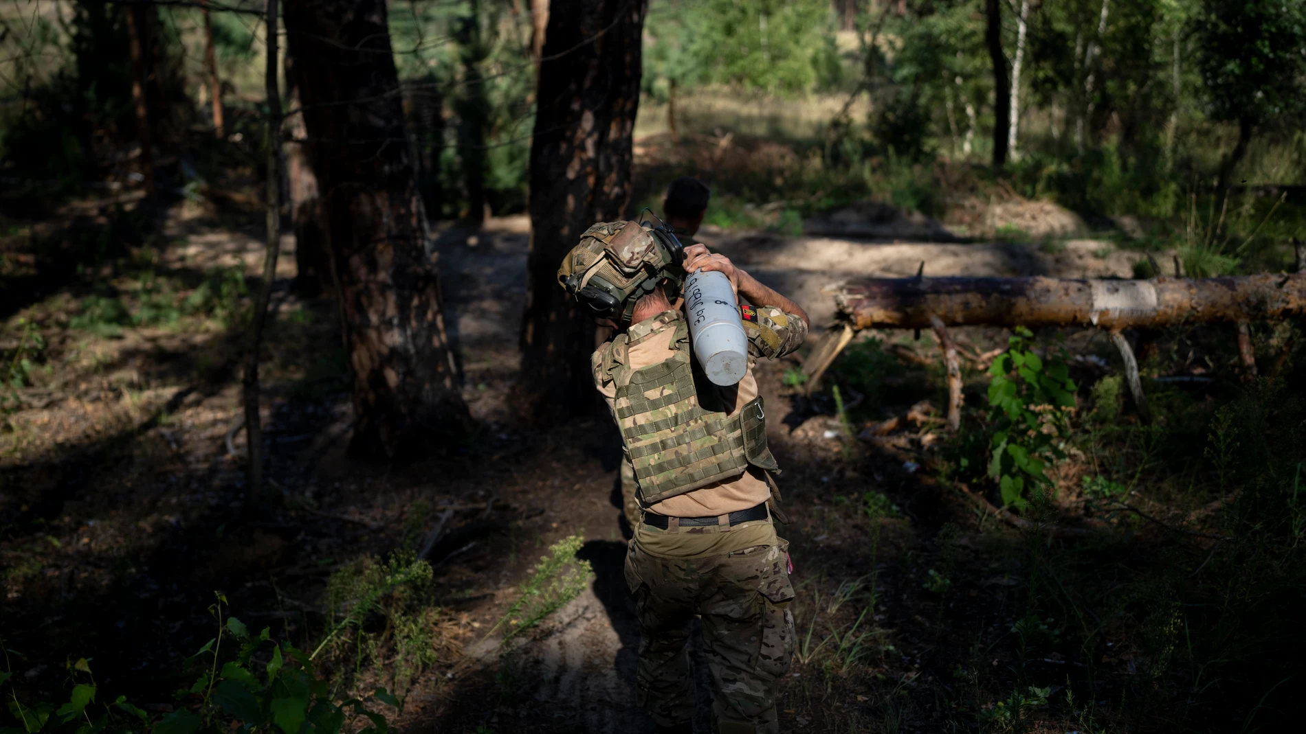 Un soldado ucraniano traslada un proyectil