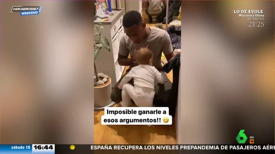 La tierna discusión entre un padre y su bebé de un año La tierna discusión entre un padre y su bebé de un año