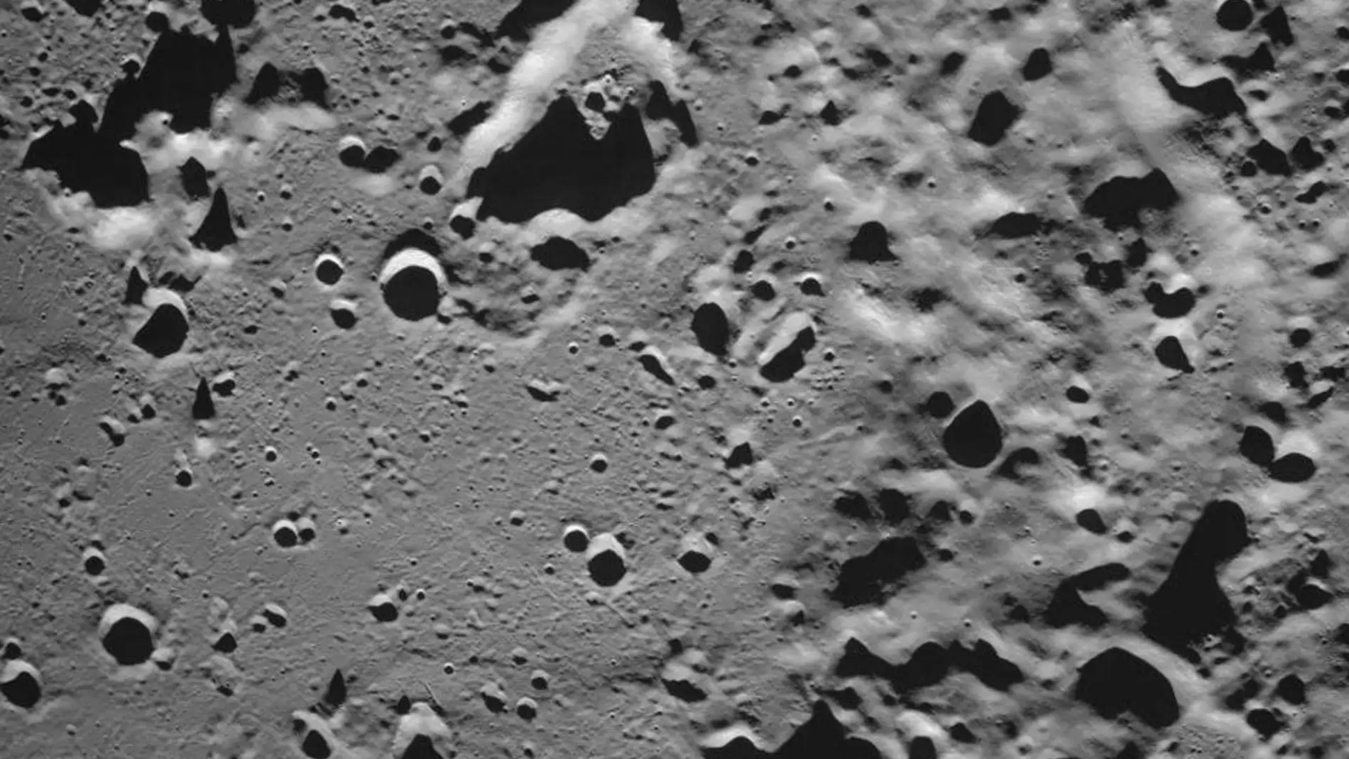 La nave rusa Luna-25 envía fotografías de un cráter cercano al Polo Sur lunar