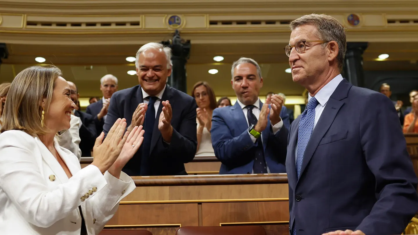 Cuca Gamarra y el resto de diputados del PP aplauden a su líder Alberto Núñez Feijóo en el Congreso. Cuca Gamarra y el resto de diputados del PP aplauden a su líder Alberto Núñez Feijóo en el Congreso.