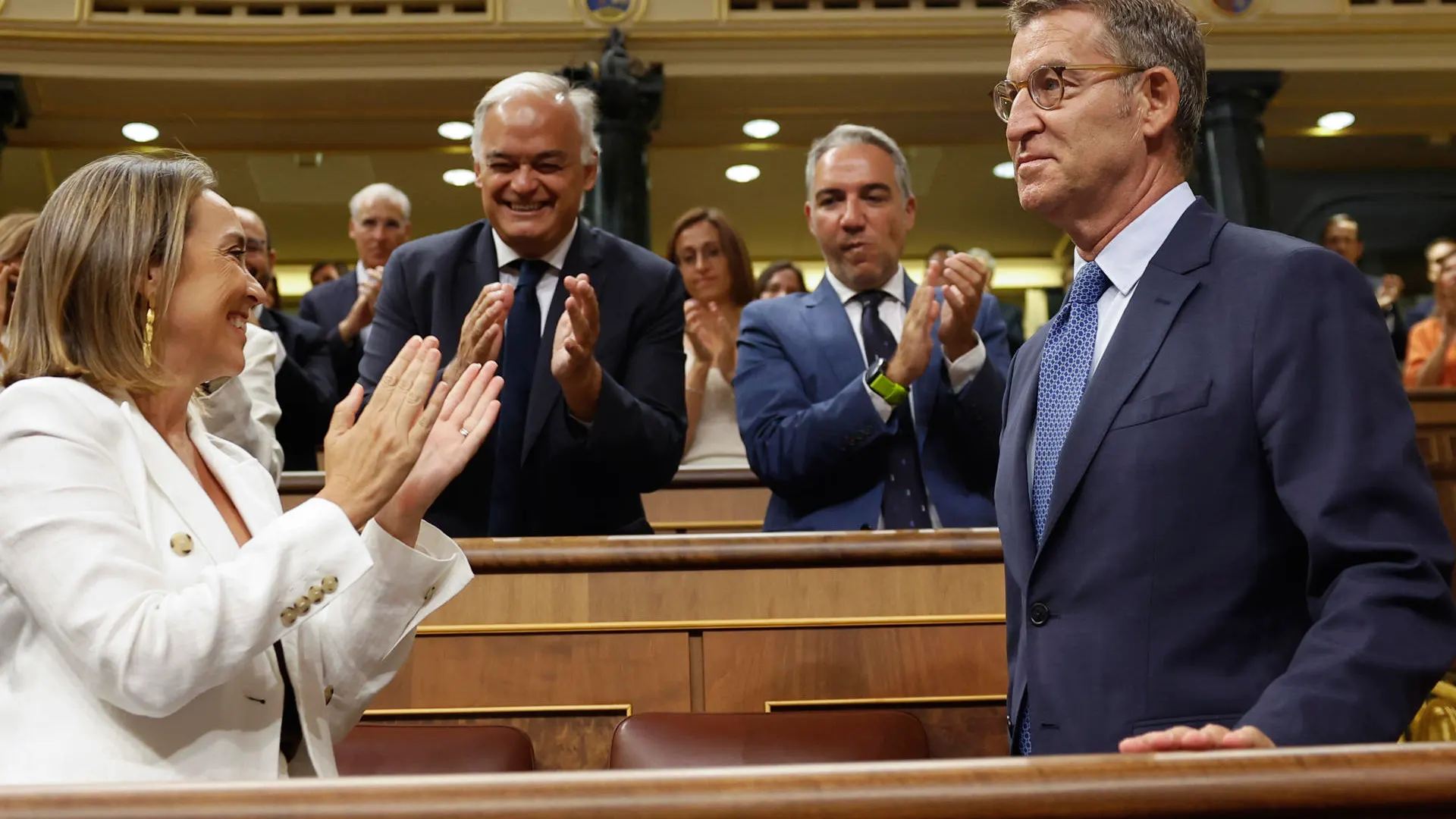 Cuca Gamarra y el resto de diputados del PP aplauden a su líder Alberto Núñez Feijóo en el Congreso.