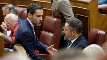 El presidente de Vox, Santiago Abascal, conversa con el diputado del PP Borja Sémper.