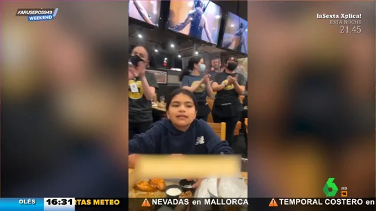 La emotiva celebración sorpresa de unos camareras a una niña tras superar el cáncer La emotiva celebración sorpresa de unos camareras a una niña tras superar el cáncer