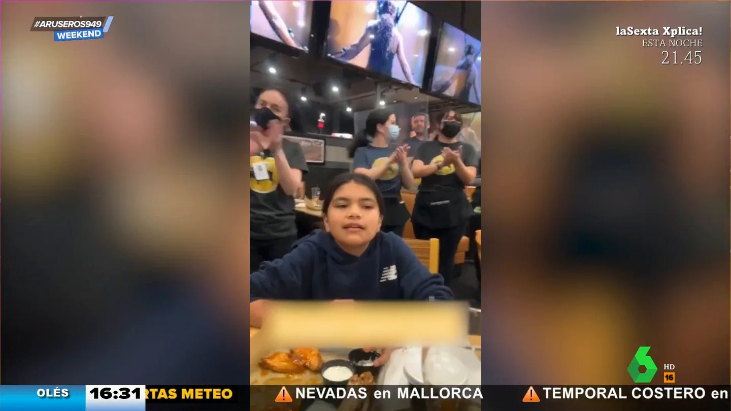 La emotiva celebración sorpresa de unos camareras a una niña tras superar el cáncer La emotiva celebración sorpresa de unos camareras a una niña tras superar el cáncer
