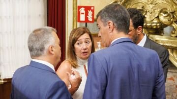 Francina Armengol y Pedro Sánchez hablan en los pasillos del Congreso