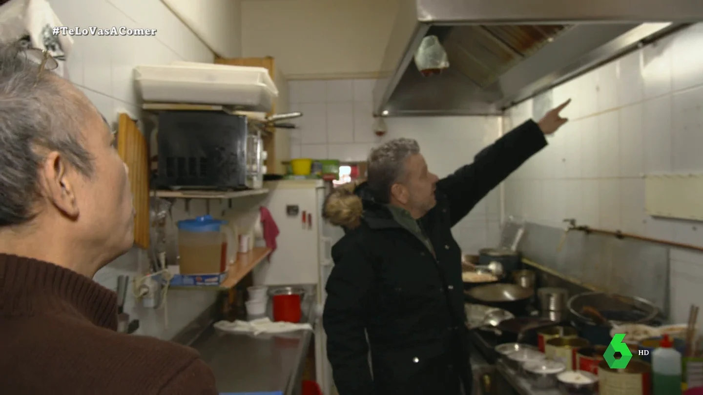 Alberto Chicote, desencajado al ver la grasa de la cocina de un restaurante chino: "¿No le pegáis un fregado a esto?" Alberto Chicote, desencajado al ver la grasa de la cocina de un restaurante chino: "¿No le pegáis un fregado a esto?"