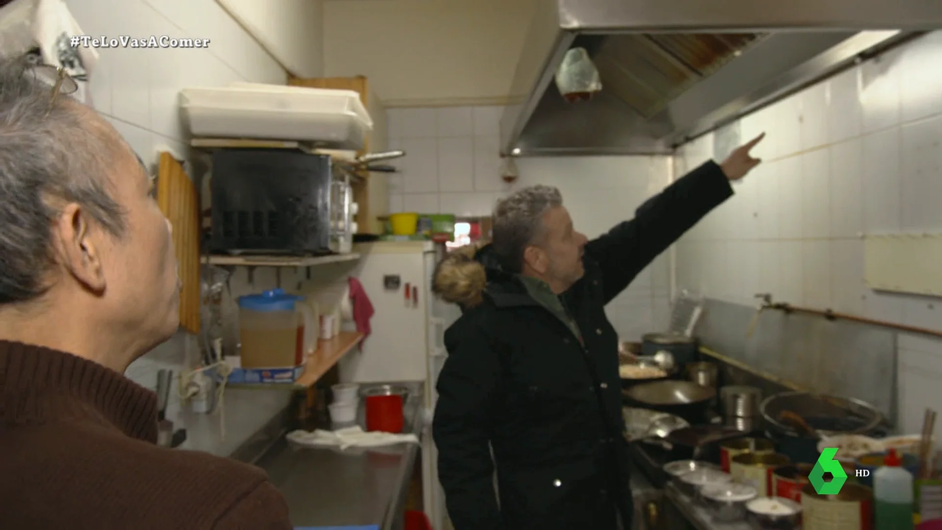 Alberto Chicote, desencajado al ver la grasa de la cocina de un restaurante chino: "¿No le pegáis un fregado a esto?"