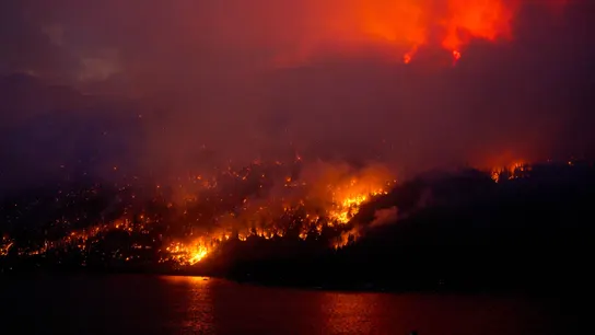 Las llamas devoran Canadá: más de 1.000 incendios activos obligan a 35.000 personas a huir de sus hogares. Las llamas devoran Canadá: más de 1.000 incendios activos obligan a 35.000 personas a huir de sus hogares.