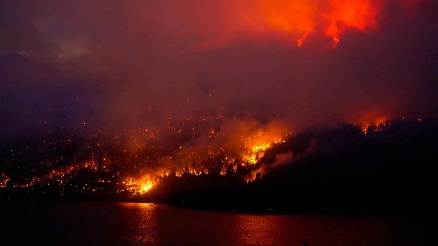 Las llamas devoran Canadá: más de 1.000 incendios activos obligan a 35.000 personas a huir de sus hogares. Las llamas devoran Canadá: más de 1.000 incendios activos obligan a 35.000 personas a huir de sus hogares.