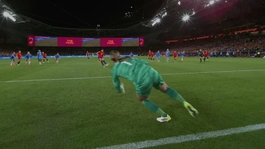 Earps, instantes antes de parar el penalti Earps, instantes antes de parar el penalti