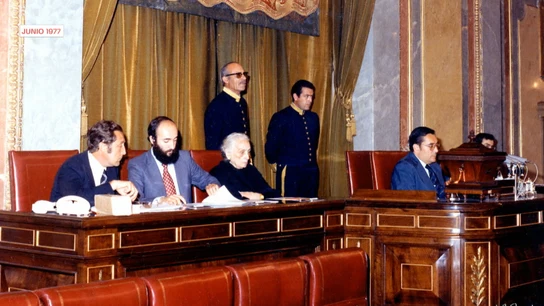 Imagen de la Mesa interina de la Legislatura Constituyente, con Dolores Ibáburri como diputada de mayor edad. Imagen de la Mesa interina de la Legislatura Constituyente, con Dolores Ibáburri como diputada de mayor edad.