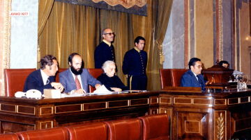 Imagen de la Mesa interina de la Legislatura Constituyente, con Dolores Ibáburri como diputada de mayor edad.