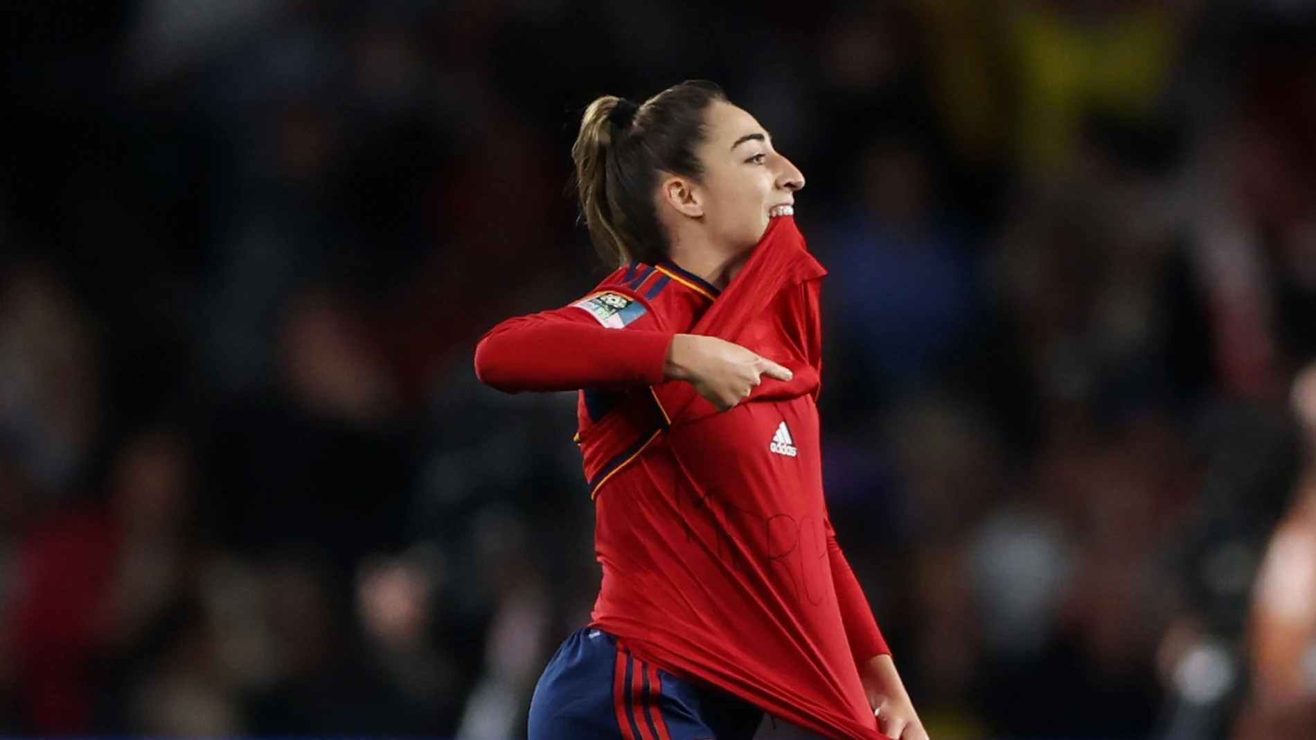 Olga Carmona celebra un gol con España