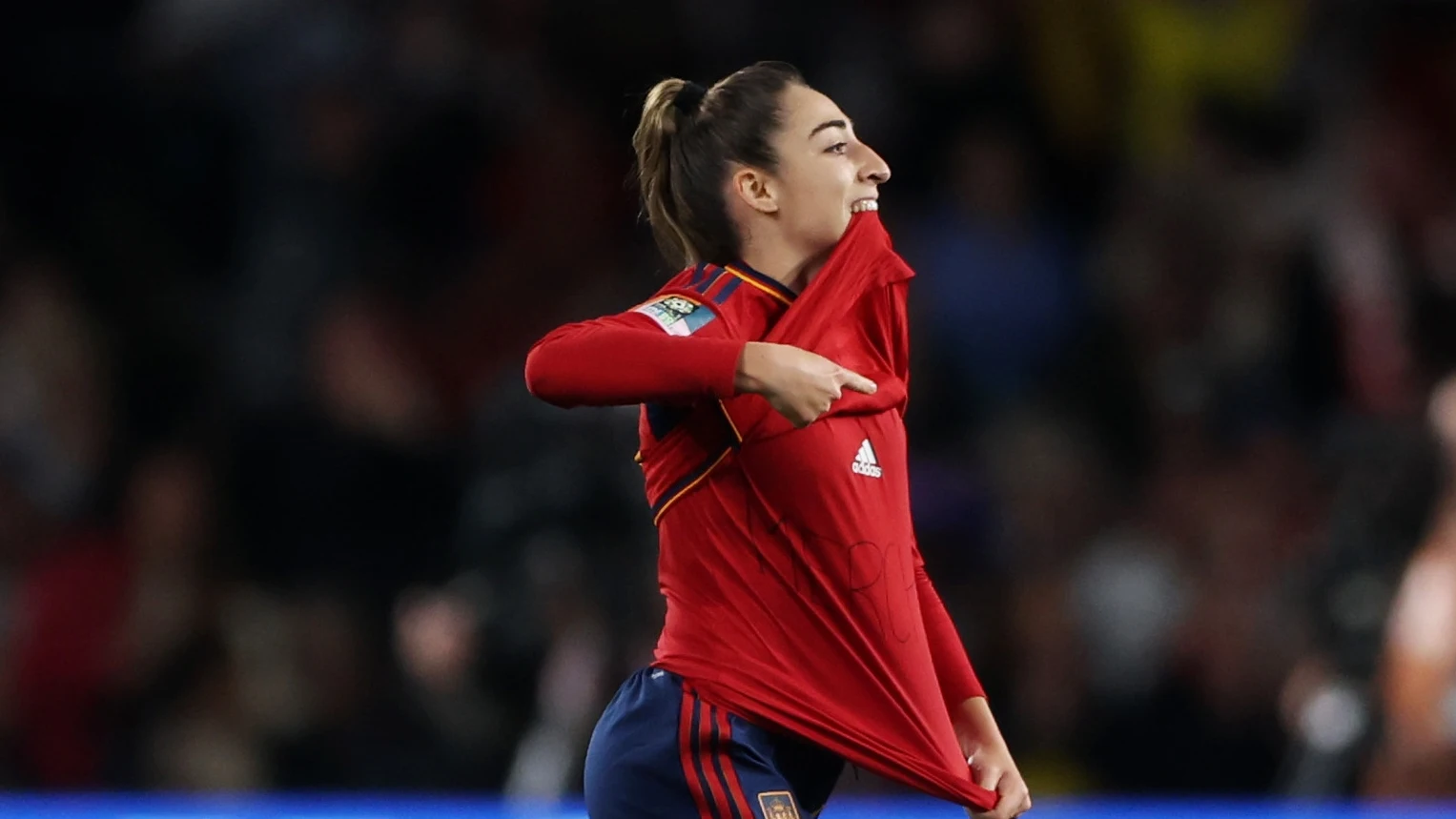 Olga Carmona celebra un gol con España