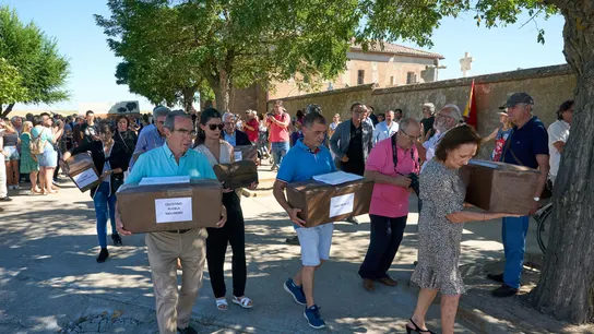 Ceremonia de entrega a familiares de los restos de las víctimas de Pajares de Adaja y de Navalmoral de la Sierra tras su reciente exhumación del Valle de Cuelgamuros Ceremonia de entrega a familiares de los restos de las víctimas de Pajares de Adaja y de Navalmoral de la Sierra tras su reciente exhumación del Valle de Cuelgamuros
