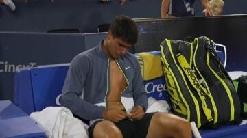 Las lágrimas de Carlos Alcaraz tras caer derrotado con honor contra Novak Djokovic en Cincinnati