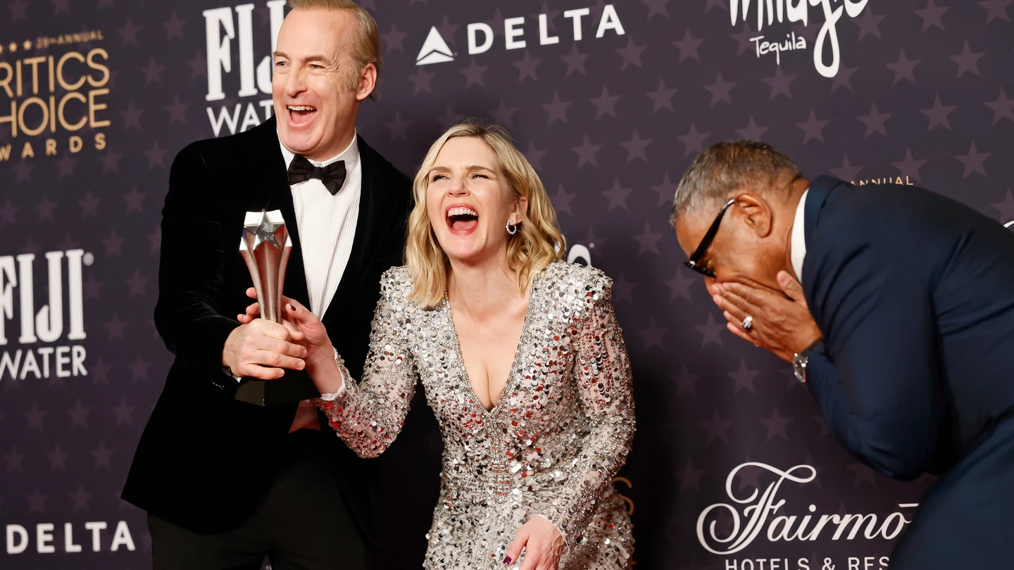 Reha Seehorn, junto a Bob Odenkirk y Giancarlo Esposito, ganadores del premio a mejor serie dramática de los Critics Choice Awards de 2022 por 'Better call Saul' Reha Seehorn, junto a Bob Odenkirk y Giancarlo Esposito, ganadores del premio a mejor serie dramática de los Critics Choice Awards de 2022 por 'Better call Saul'