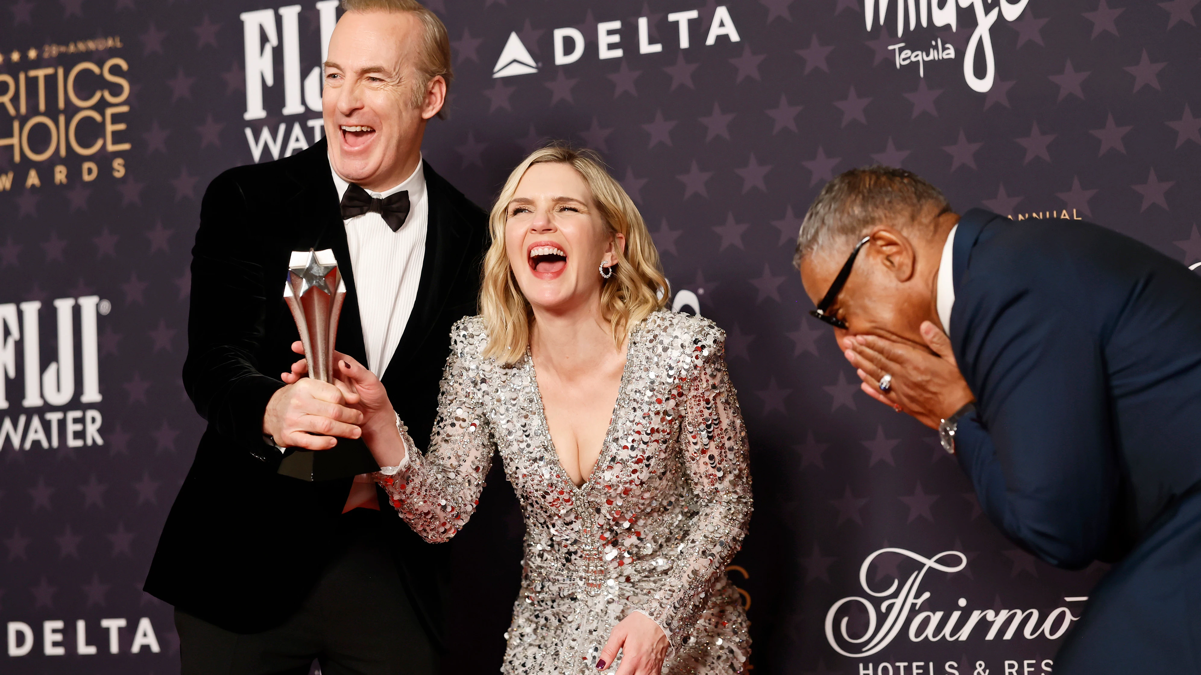 Reha Seehorn, junto a Bob Odenkirk y Giancarlo Esposito, ganadores del premio a mejor serie dramática de los Critics Choice Awards de 2022 por 'Better call Saul'
