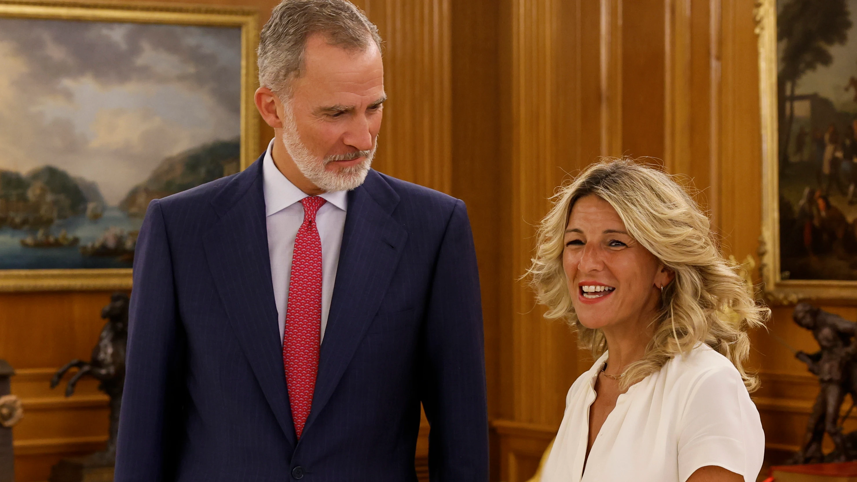 Felipe VI y Yolanda Díaz, durante la ronda de consultas del monarca para la investidura