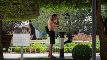 Imagen de archivo. Un vecino de la ciudad de Albacete se refresca en una fuente en la plaza del Altozano.